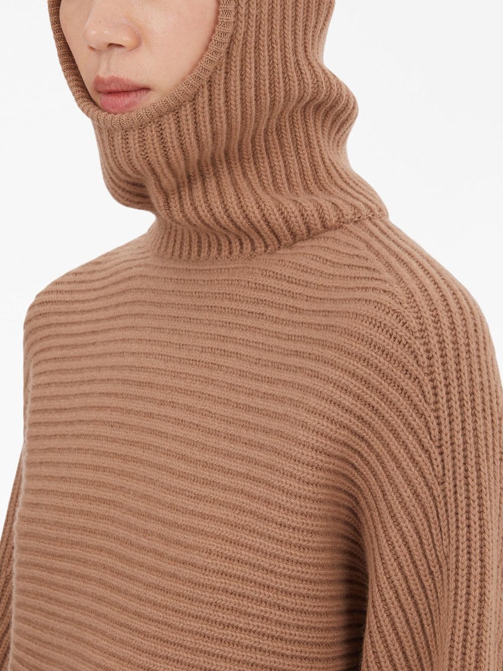 Пуловери Ferragamo бежови