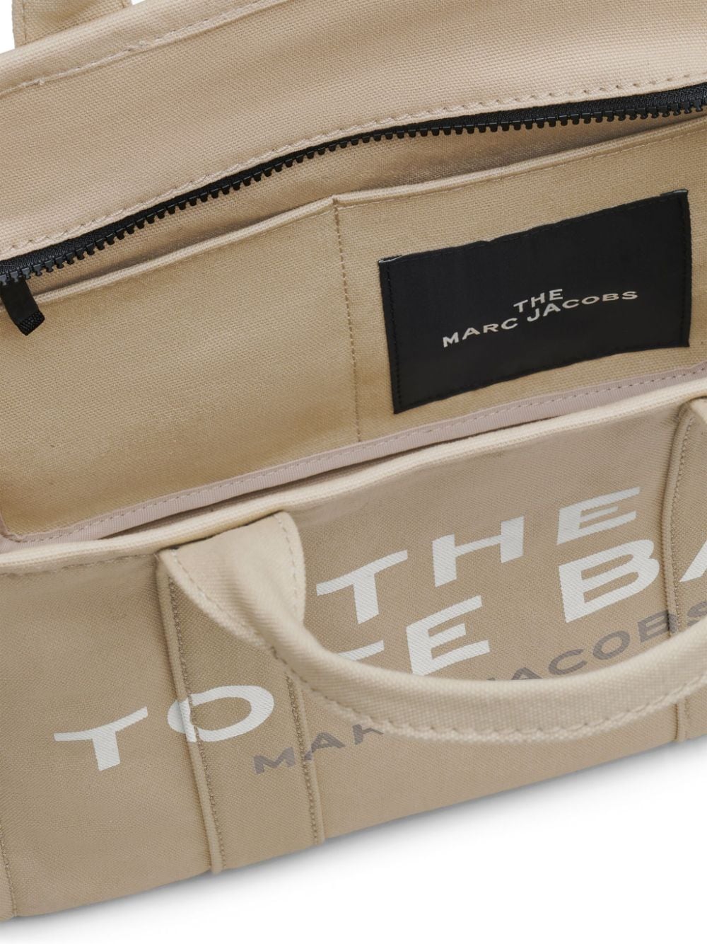 Чантата Marc Jacobs The Medium Tote