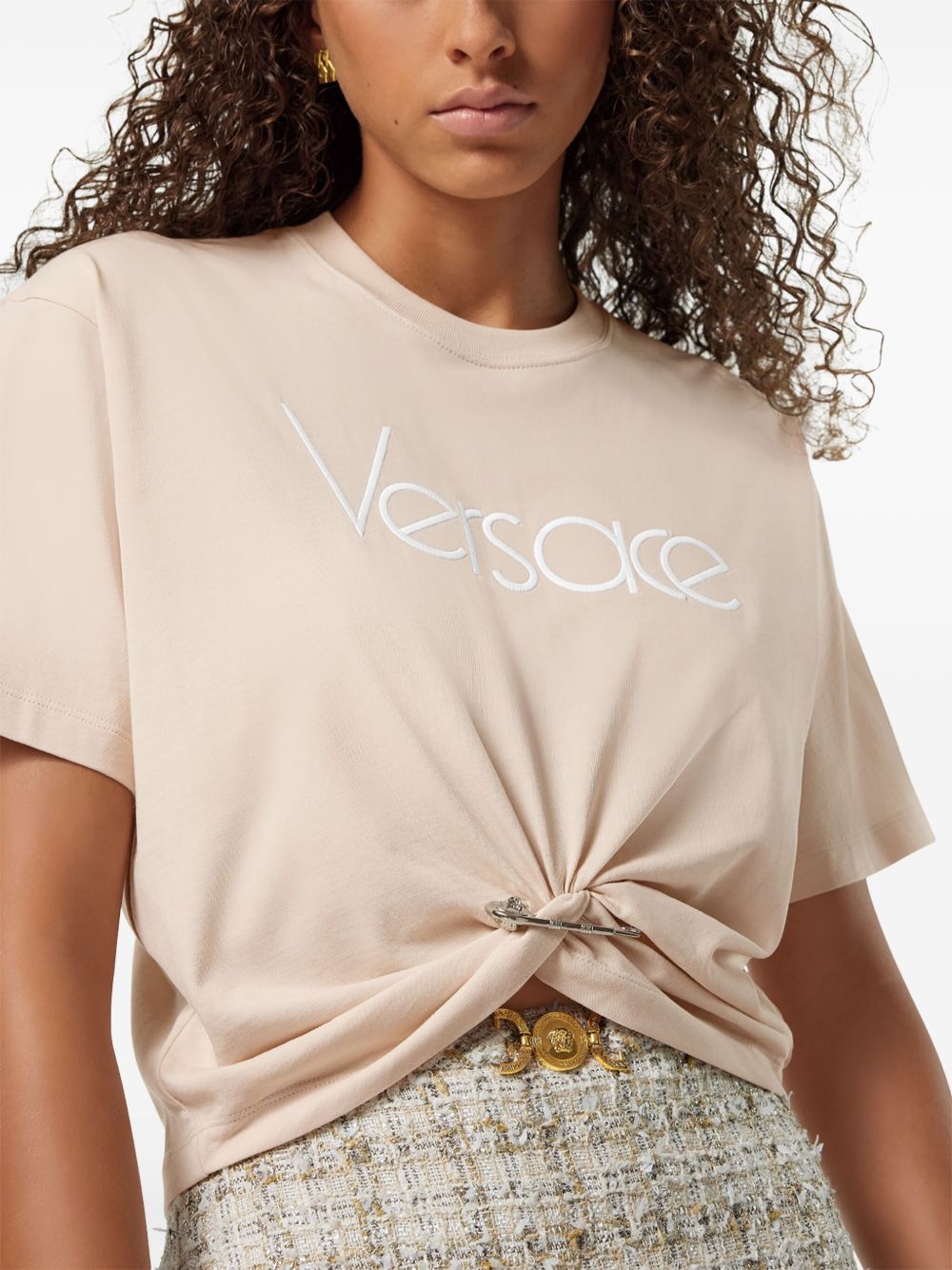 Къса тениска с лого и безопасна игла Versace 1978 Re-Edition
