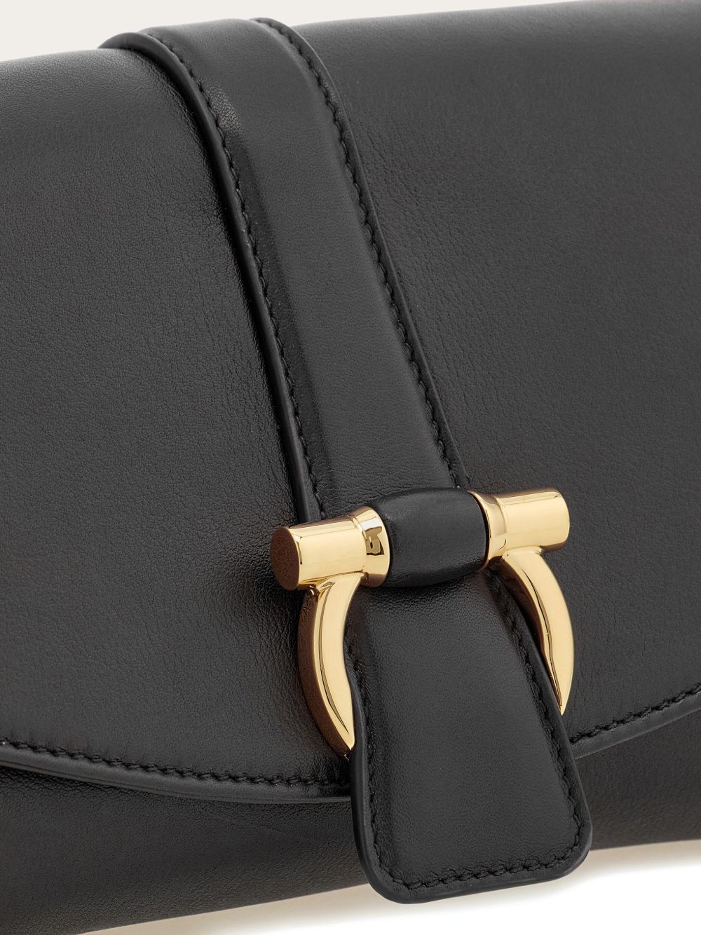 Малка чанта Ferragamo с преден капак и рамо