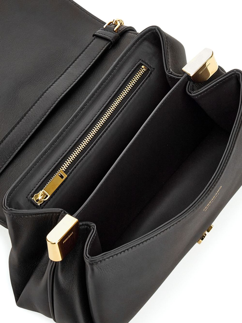Малка чанта Ferragamo с преден капак и рамо