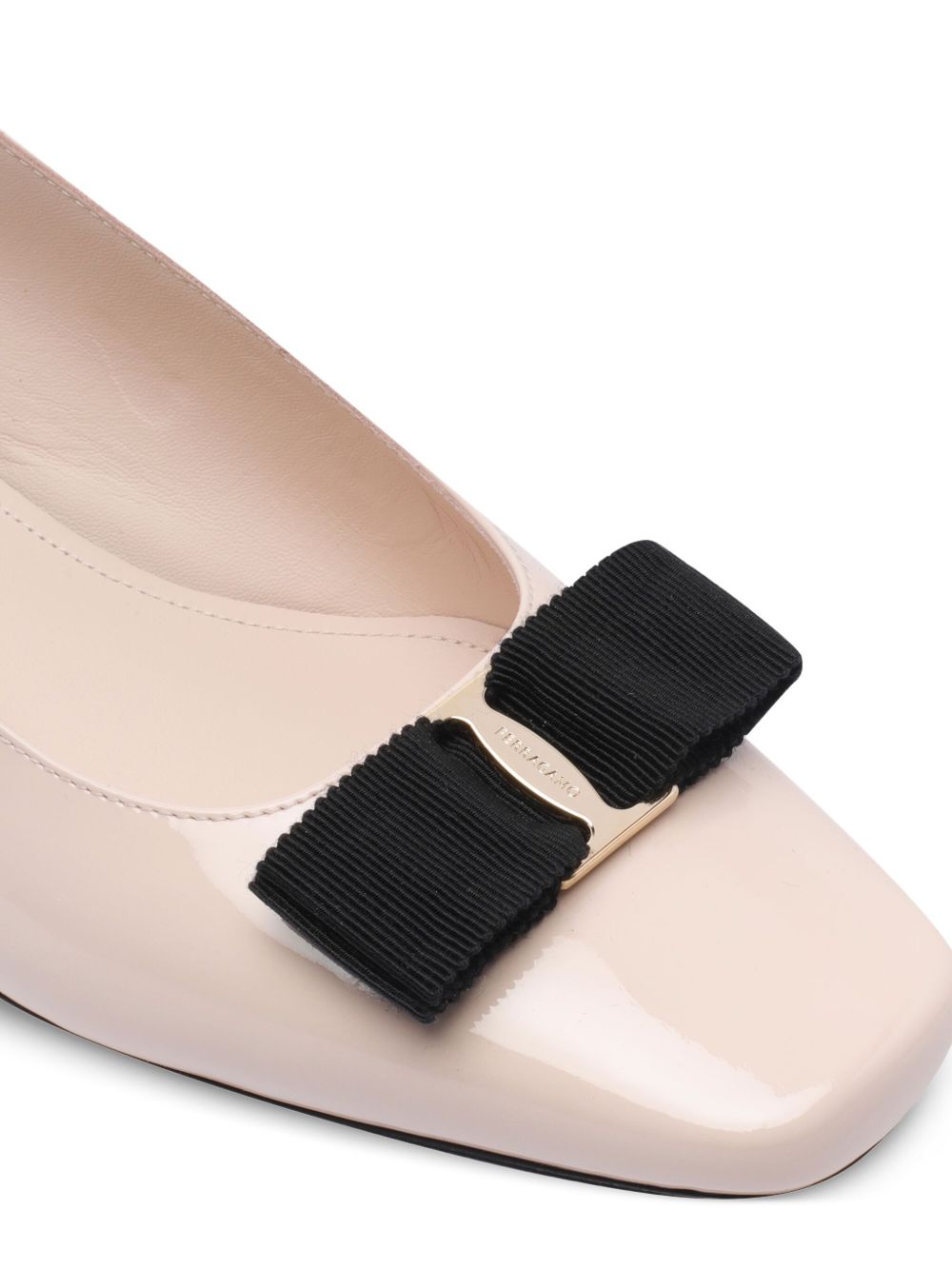 Помпи Ferragamo Rivada