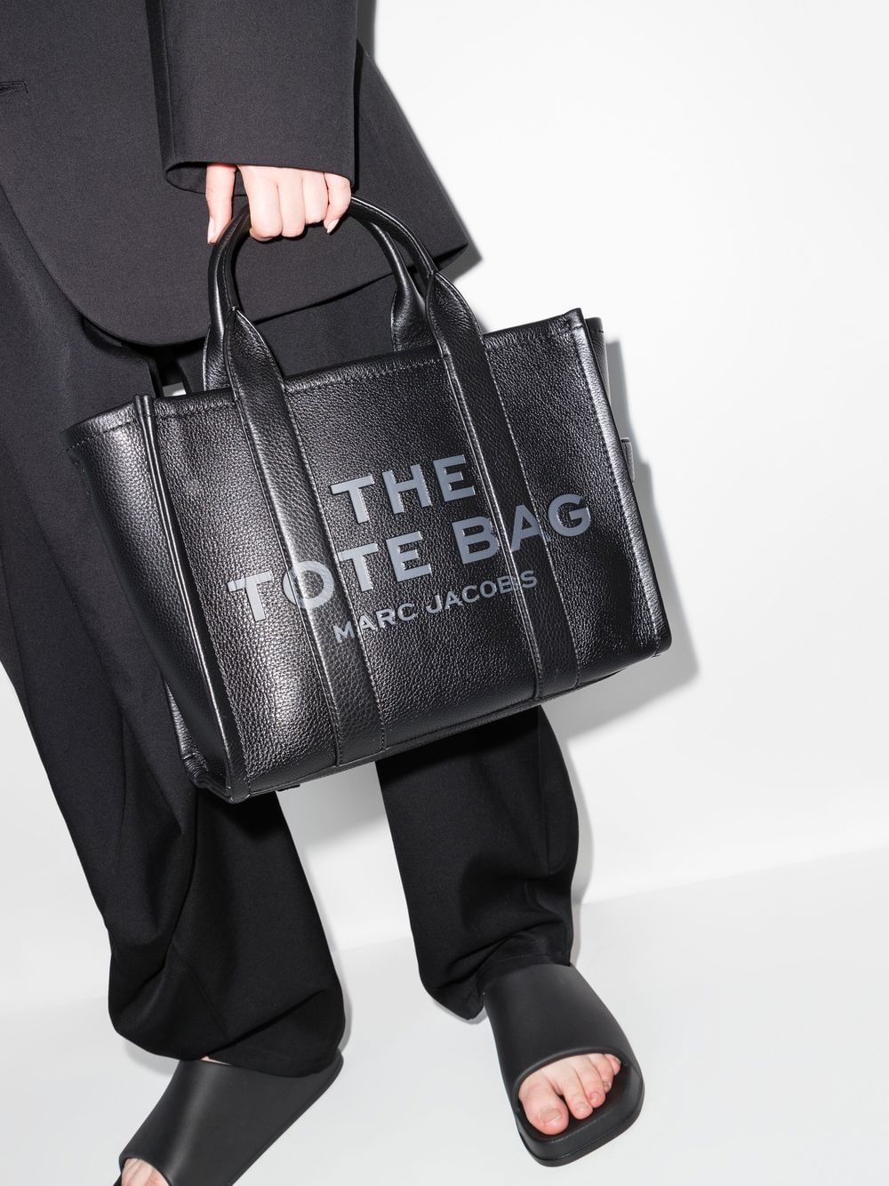 Чантата Marc Jacobs The Medium Tote