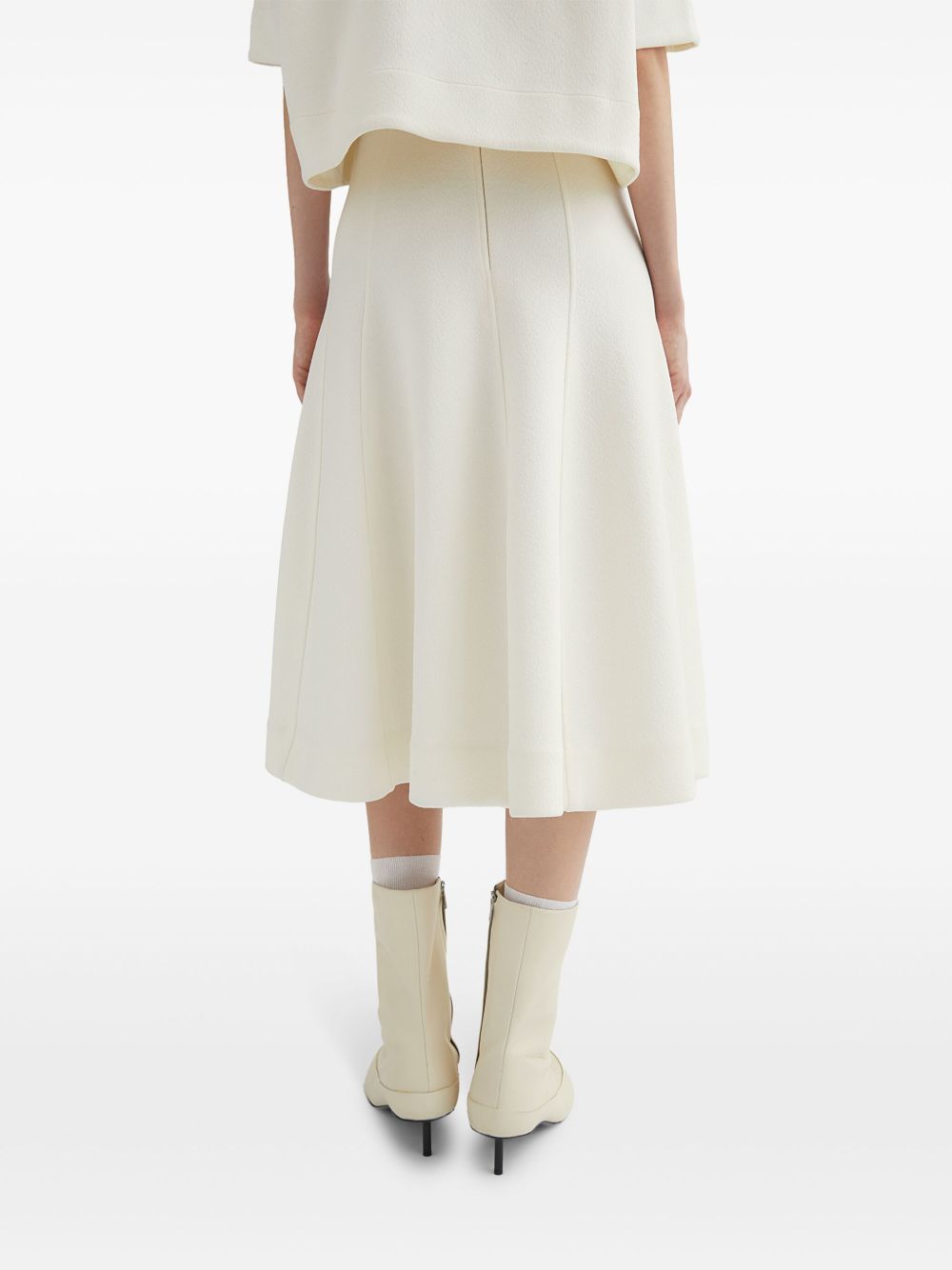 Пола Jil Sander със средна дължина, млечнобяла