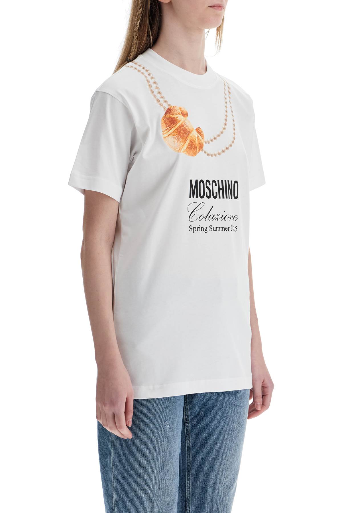 Бяла памучна тениска Moschino с щампа на кроасан и перли